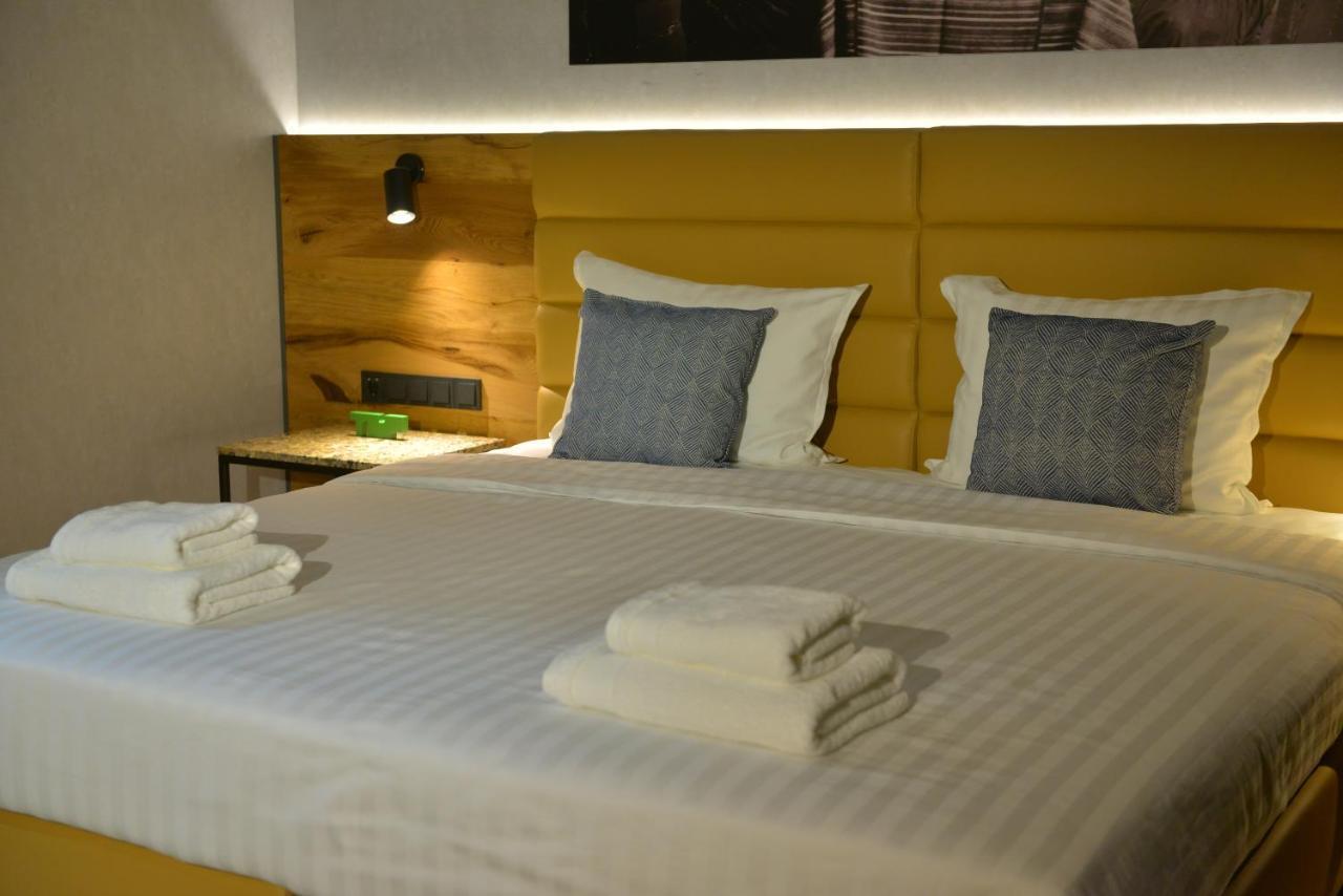 Mk Hotel Tirana Rinas Ngoại thất bức ảnh A bed with a headboard