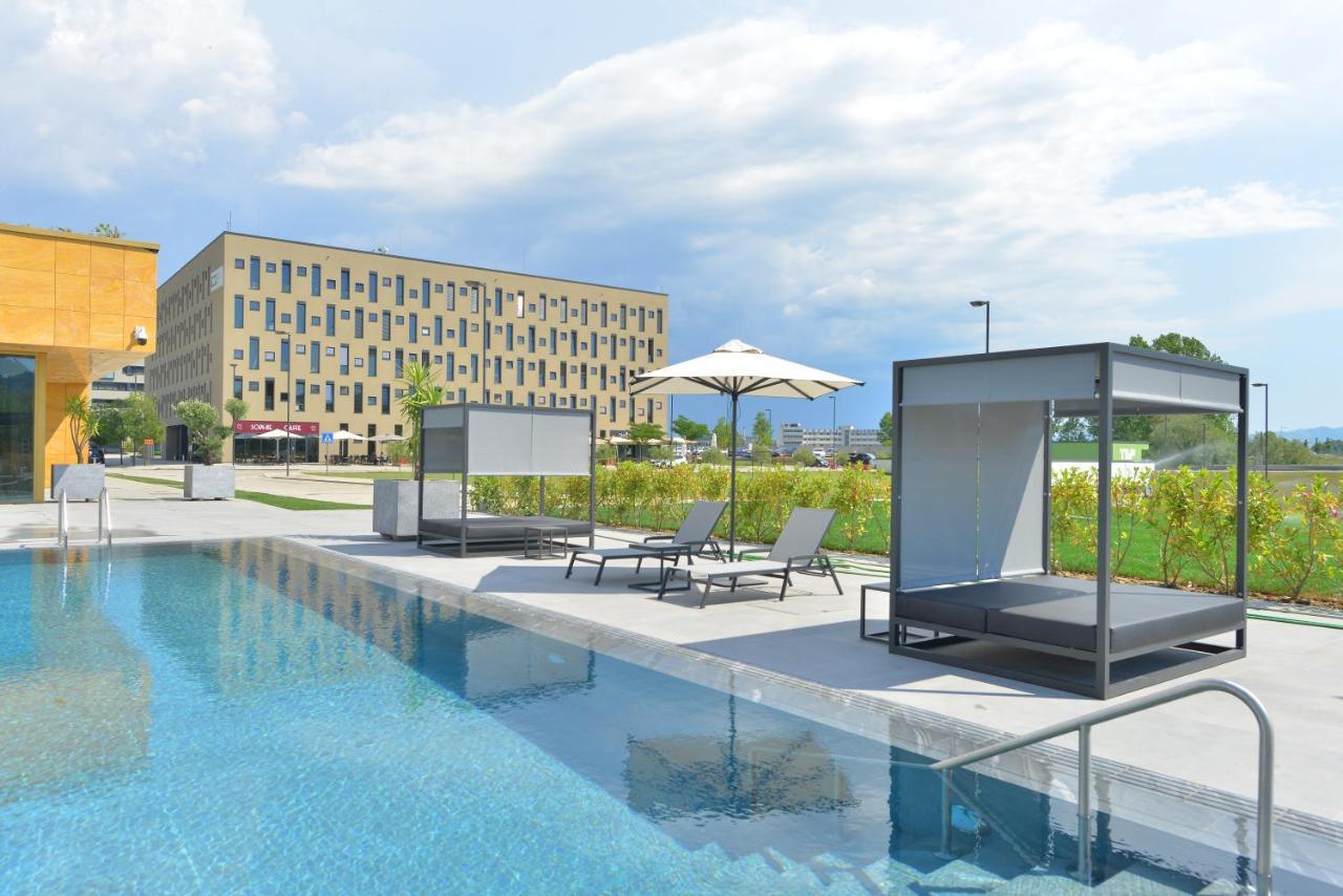Mk Hotel Tirana Rinas Ngoại thất bức ảnh The swimming pool at the hotel