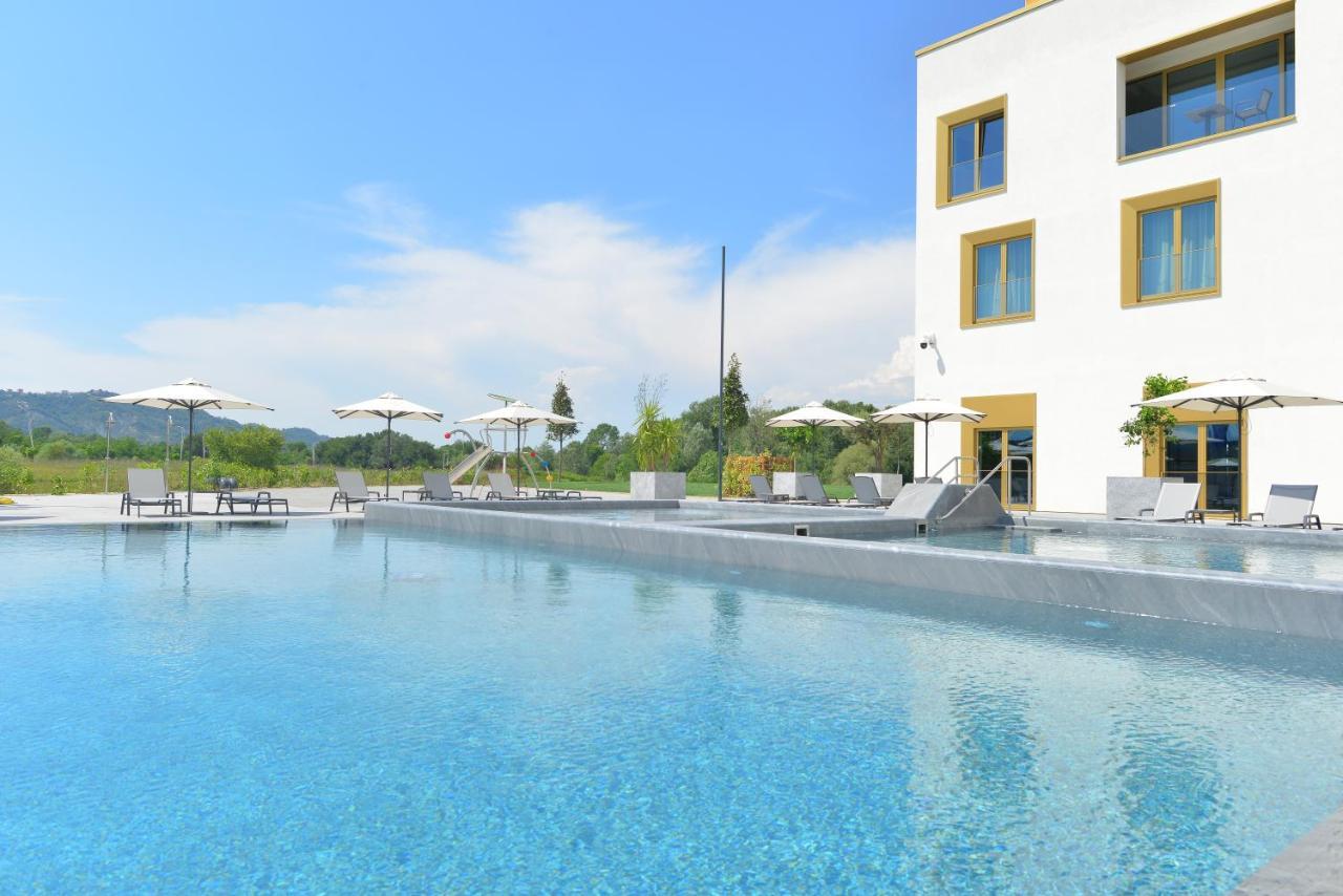 Mk Hotel Tirana Rinas Ngoại thất bức ảnh The outdoor pool at the Hotel