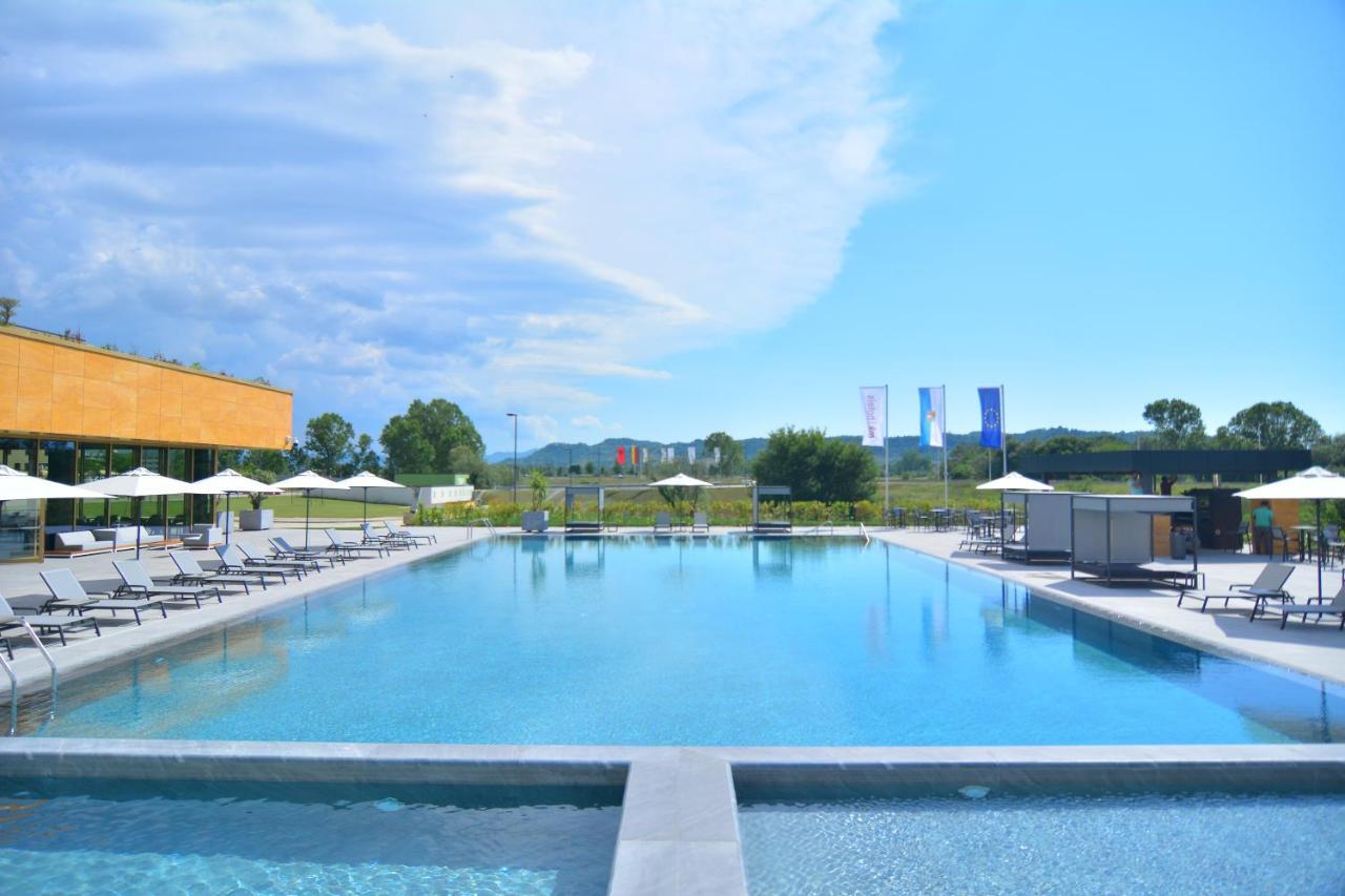 Mk Hotel Tirana Rinas Ngoại thất bức ảnh The swimming pool at the complex