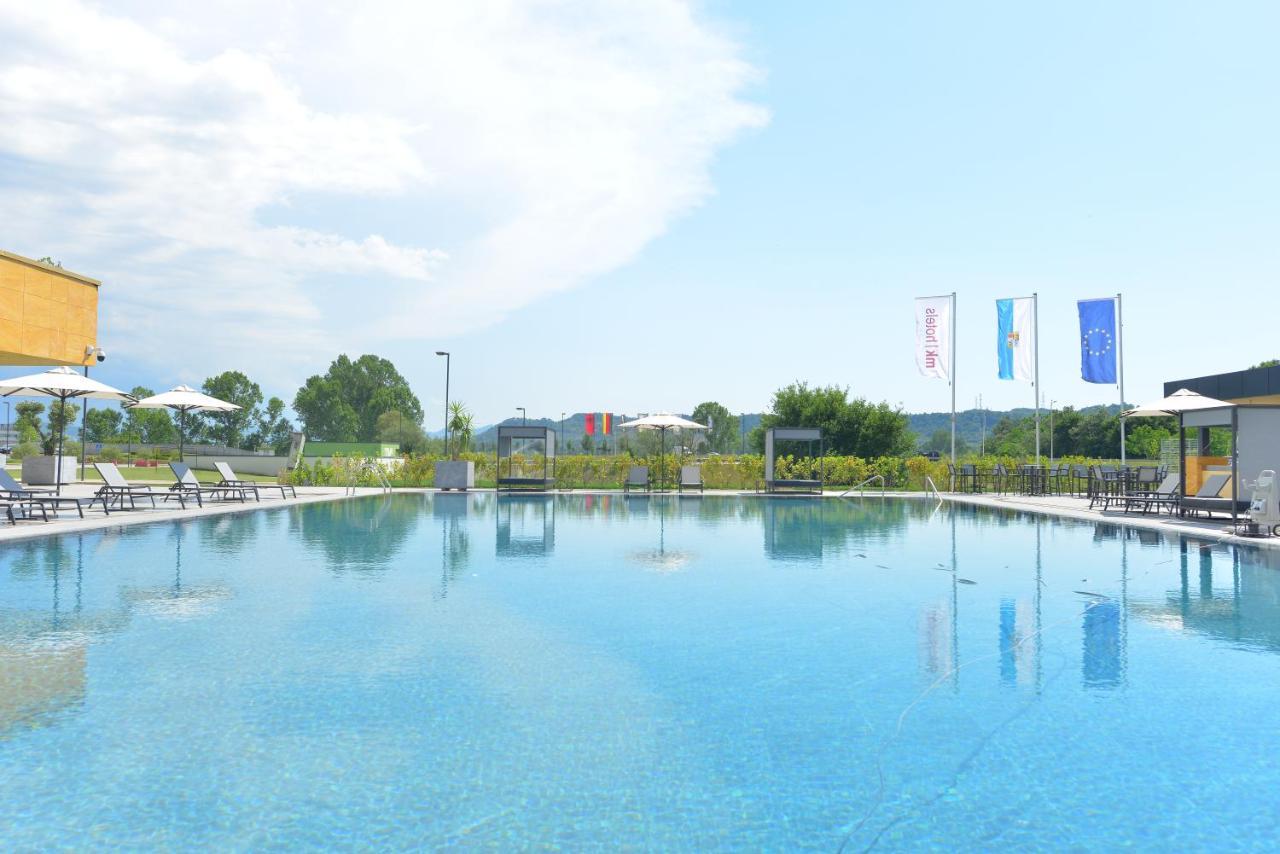 Mk Hotel Tirana Rinas Ngoại thất bức ảnh The swimming pool at the resort