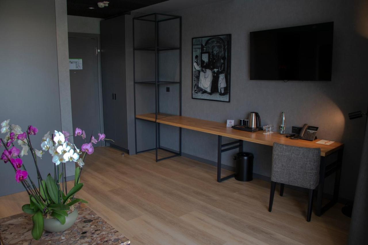 Mk Hotel Tirana Rinas Ngoại thất bức ảnh A room at the hotel