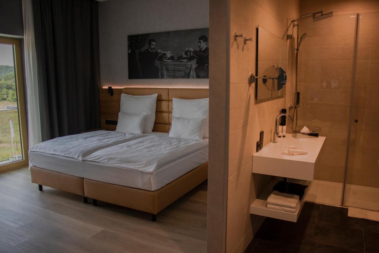 Mk Hotel Tirana Rinas Ngoại thất bức ảnh A room at the hotel