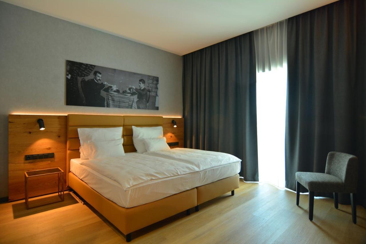 Mk Hotel Tirana Rinas Ngoại thất bức ảnh A room at the Hotel de la Poste