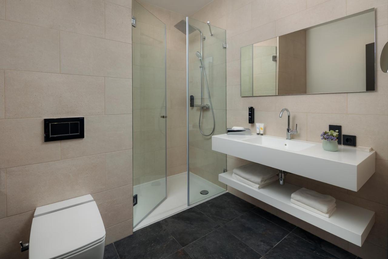 Mk Hotel Tirana Rinas Ngoại thất bức ảnh A modern bathroom